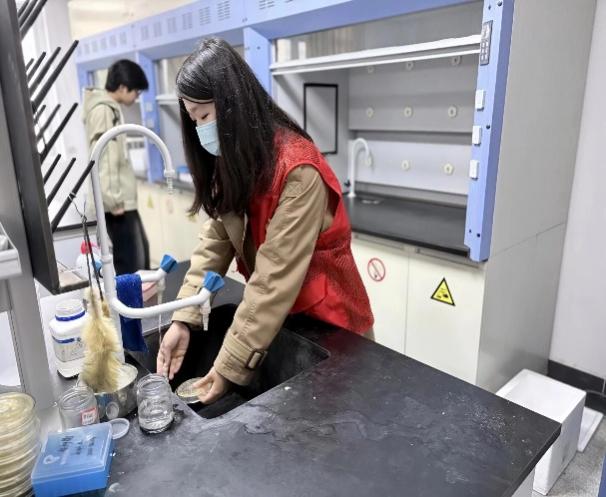 一群人站在地上AI 生成的内容可能不正确。